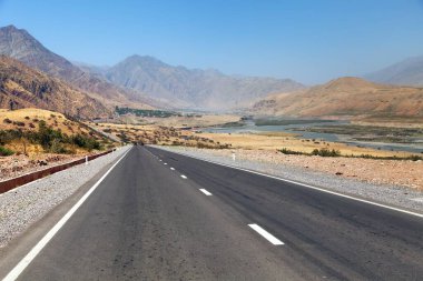Pamir otoyolu M41 uluslararası karayolu veya Pamirskij trakt. Panj Nehri ve Pamir Dağları. Panj, Amu Darya nehrinin üst kısmıdır. Panoramik manzara. Tacikistan ve Afganistan sınırı, Gorno-badakhshan bölgesi.