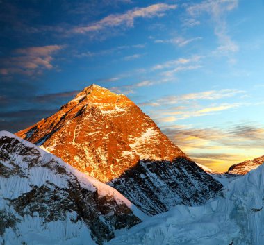 Kala Patthar, Sagarmatha Ulusal Parkı, Khumbu Walley, Solukhumbu, Nepal Himalays Dağları 'ndan güzel günbatımı bulutlarıyla Everest Dağı akşam panoramik manzarası