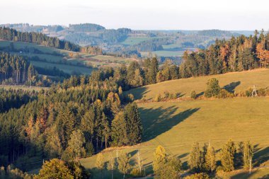 Bohem ve Moravya dağlarından sonbahar panoraması, Vecov köyü, Zdarske vrchy, Çek Cumhuriyeti