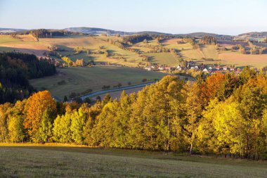 Bohem ve Moravya dağlarından sonbahar panoraması, Vecov köyü, Zdarske vrchy, Çek Cumhuriyeti