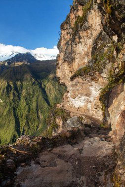 patika ve kaya yüzeyi, Saksarayuq Dağı, And Dağları, Choquequirao yürüyüş yolu Machu Picchu, İnka patikası, Cuzco ya da Peru 'daki Cusco bölgesi 