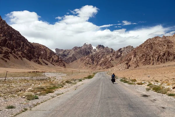 Estrada Pamir Trakt Pamirskij Com Motociclista Paisagem Torno Rodovia Pamir — Fotografia de Stock