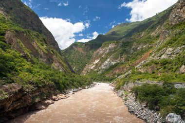 Rio Apurimac, Apurimac, Choquequirao yürüyüş yolu, Cuzco bölgesi, Peru And Dağları 'nın en uzun ve en büyük Amazon nehrinin üst kısmıdır.