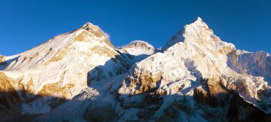 Pumo Ri üssünden Everest Dağı, Lhotse ve Nuptse 'nin panoramik manzarası - Everest ana kampına kadar, Khumbu Vadisi, Sagarmatha ulusal parkı, Nepal Himalayas dağları akşam günbatımı manzarası