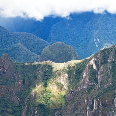 Machu Picchu İnka kasabası Peru 'nun Cusco bölgesindeki Salkantay yürüyüşünden görüldü.