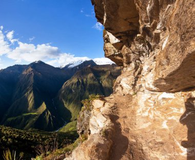 patika ve kaya yüzeyi, Saksarayuq Dağı, And Dağları, Choquequirao yürüyüş yolu Machu Picchu, İnka patikası, Cuzco ya da Peru 'daki Cusco bölgesi 