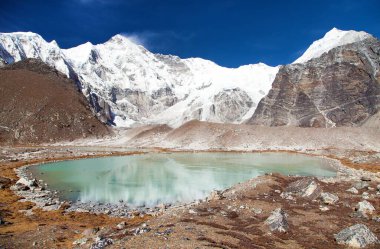 Cho Oyu Dağı 'nın güzel panoramik manzarası ve Cho Oyu ana kampı, Sagarmatha ulusal parkı, Gokyo vadisi, Khumbu vadisi, Nepal Himalayaları dağları.