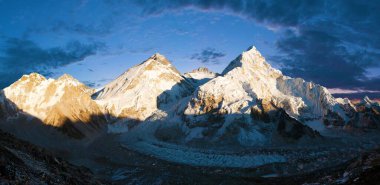 Pumori ana kampından Everest, Lhotse ve Nuptse dağlarının panoramik manzarası, Everest ana kampına kadar, Khumbu vadisi, Sagarmatha ulusal parkı, Nepal Himalayas dağları, akşam günbatımı manzarası
