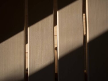 Ahşap dokular. Işık ve gölge oyunu. Güneşte benç.