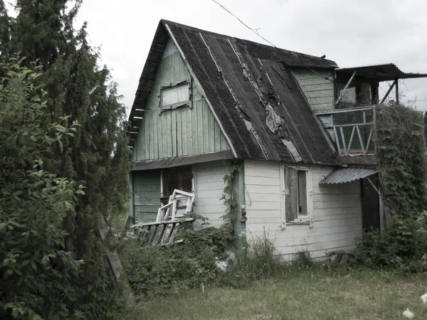 Casa velha. Casa abandonada na Rússia . — Fotografia de Stock