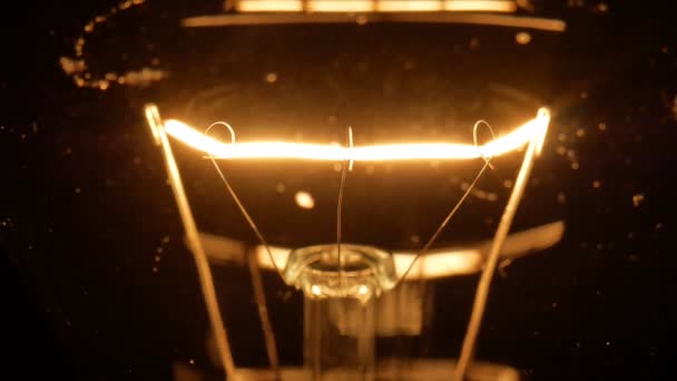 L'ampoule poussiéreuse brille faiblement. Atténuation. 4K. Macro 