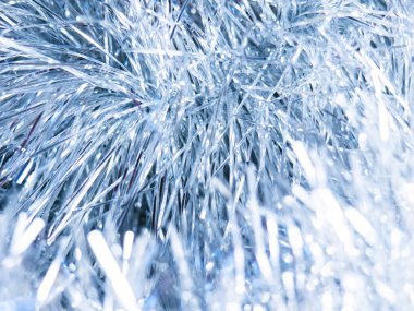 Yeni yıl, Noel tinsel. Şenlikli dekorasyon. Makro. Mavi arka plan.