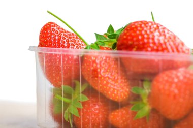 Taze kırmızı ve olgun çilek