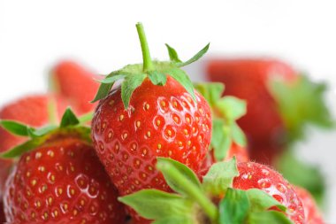 Çilek taze kırmızı ve olgun yığını closeup