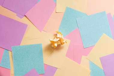 Arka plan çok yapışkan turuncu, yeşil, sarı, mor ve pembe anımsatıcı notlar ve tek buruşuk sarı parça merkezi