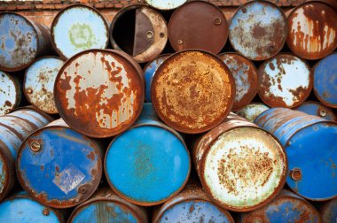 Satır warehouse.front görünümünde büyüğe paslı çelik petrol varil tankları