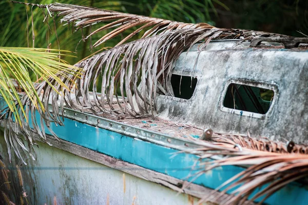 Primer Plano Del Casco Destrozado Envejecido Velero Abandonado Encuentra Borde —  Fotos de Stock