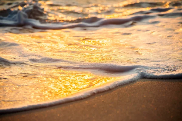 Vågorna Krossning Stranden Sunrise Närbild Skott — Stockfoto