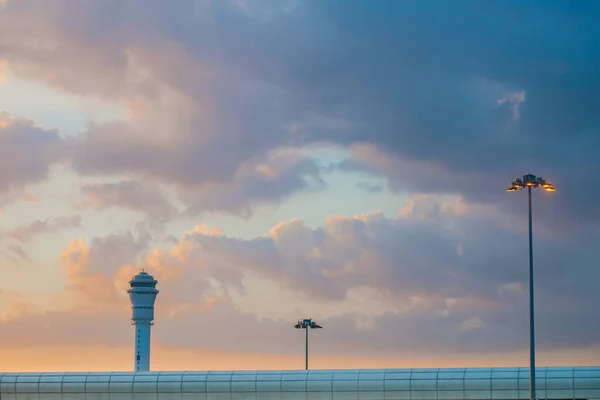 Havaalanı Hava Trafik Kontrol Kulesi Batımında Güzel Mavi Turuncu Gökyüzü — Stok fotoğraf