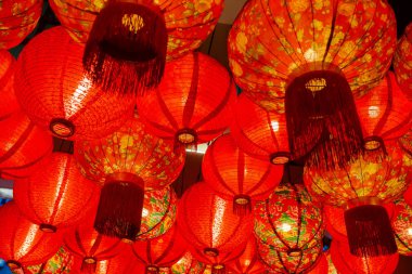 Çin kırmızı kağıt fener dekorasyon alışveriş merkezi. yerden görüntüleyin