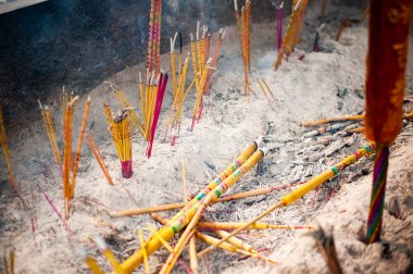 Kokulu çubukları closeup fotoğraf bir buhhhist manastırda yandı