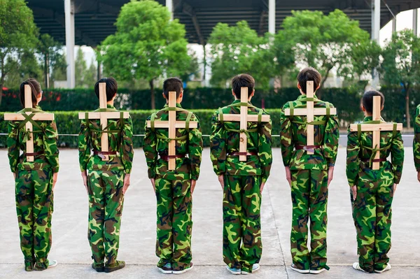 Kinesiske Freshmen College Studerende Står Stille Militær Træning Skolen Med - Stock-foto