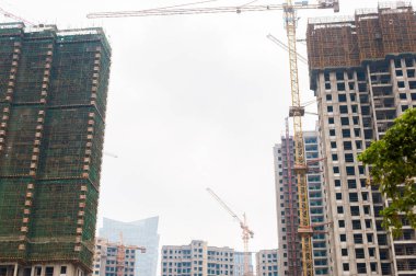 Bulutlu bir günde iki vinçler ile yüksek doğmak konut yapı sitesi