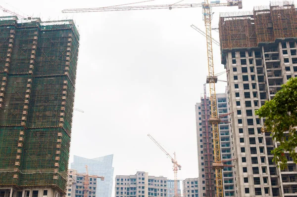 Bulutlu bir günde iki vinçler ile yüksek doğmak konut yapı sitesi