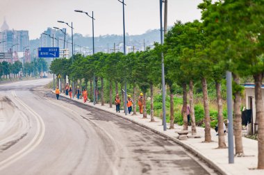 Shaoxing, Çin - 22 Ekim 2012: Yol yüksek doğmak konut inşaat sitesinde iki vinçler ile bulutlu bir günde Çin'yürüyen işçiler ile