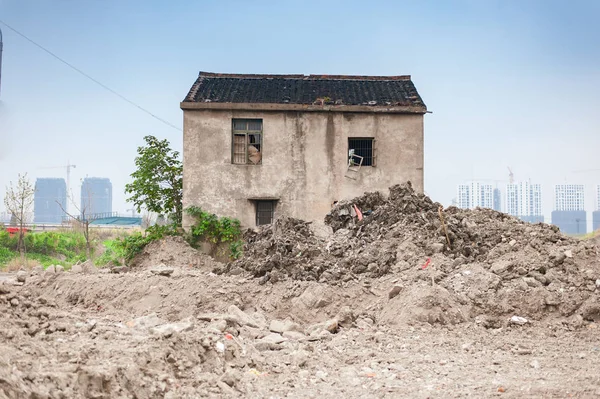 Abandonada Casa Velha Cercada Escombros Lama Pronta Para Ser Demolida — Fotografia de Stock