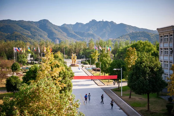 2012年10月19日 中国建筑的越秀大学校园在一个阳光明媚的日子 在山上的背景 — 图库照片