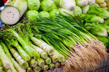 Çin'de bir açık hava pazarında taze topalmış sebze