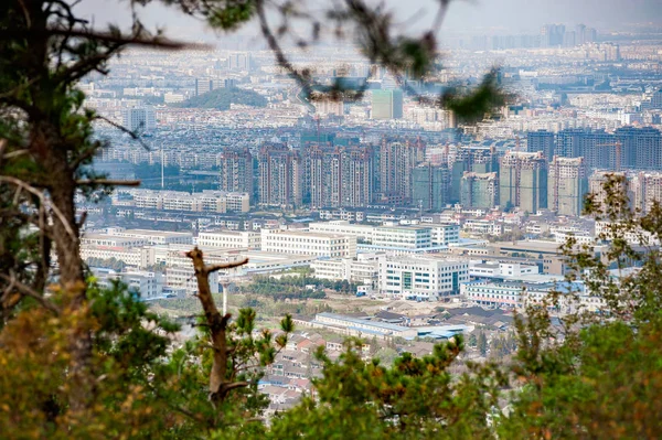 Mavi sisli gökyüzünde shaoxing şehir manzarası. havadan çekim