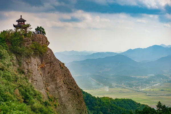 Pagoda Budista Las Montañas Contra Paisaje Urbano Día Nublado — Foto de Stock