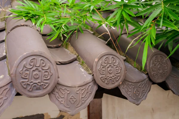 Oude Japanse dakpannen met bamboe bladeren — Stockfoto
