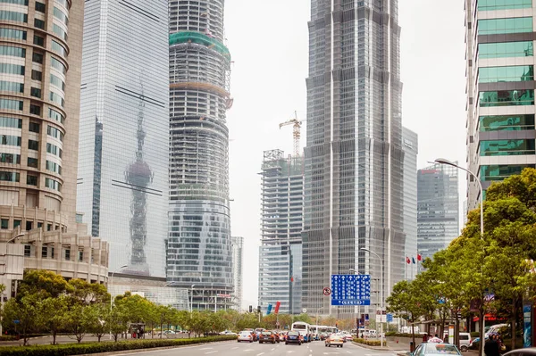 Skyline área de Pudong con muchos rascacielos —  Fotos de Stock