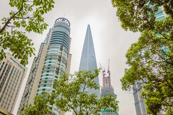 Skyline área de Pudong con muchos rascacielos y árboles —  Fotos de Stock