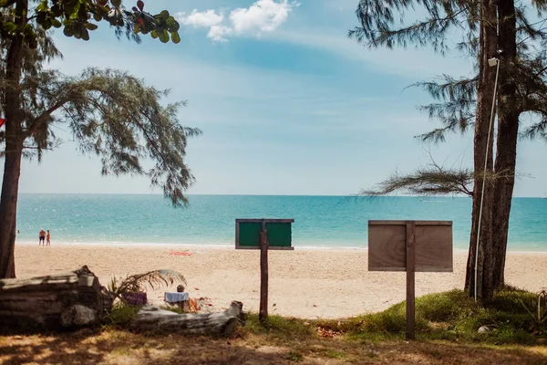 Abstraktní tropické pláže pozadí s cedulemi — Stock fotografie