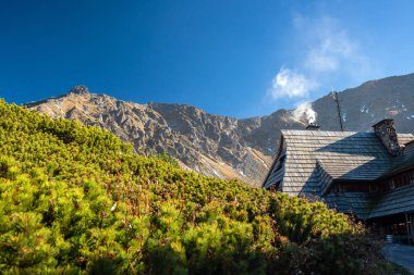 Tatra Dağları'nda sonbahar dağ manzarası