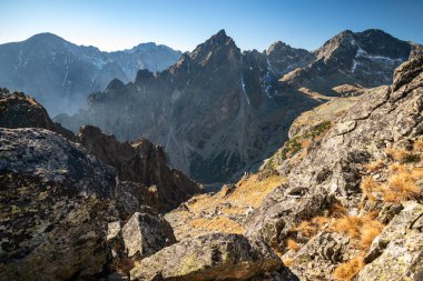 Tatra Dağları'nda sonbahar dağ manzarası