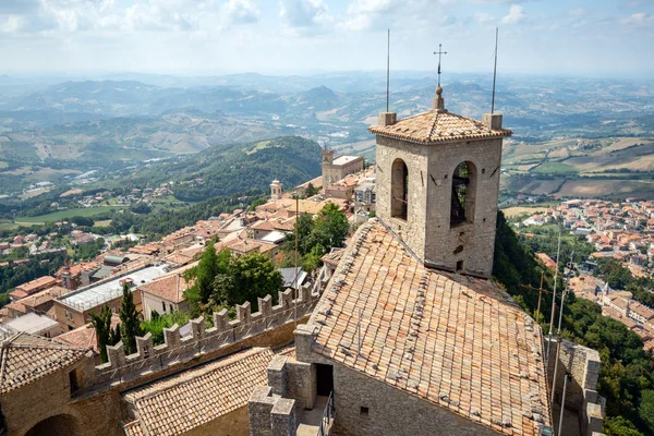 サンマリノ イタリア ティターノ山の要塞グアイタ ロイヤリティフリーのストック写真