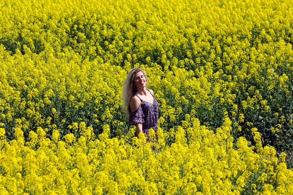 Chica Rubia Vestido Con Estampado Flores Campo Colza Amarillo Floreciente — Foto de Stock