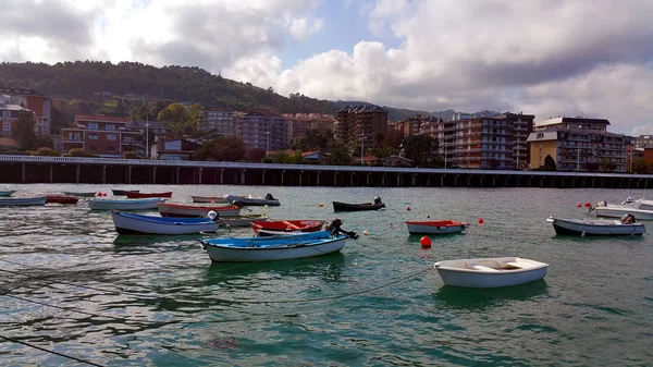 Castro-Urdiales, limanda bir bakış bağlı gemilerde. Kentsel gelişim fonunda
