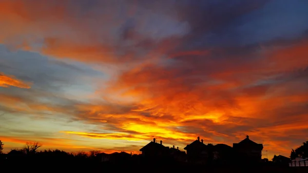 Драматичне Небо Над Силуетними Будівлями Красивий Кольоровий Захід Сонця — стокове фото