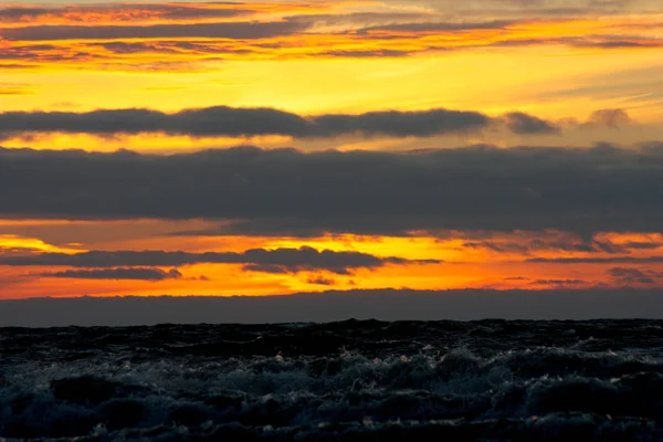 Штормове Море Тлі Кольорового Заходу Сонця Драматичне Небо Над Грозовим — стокове фото