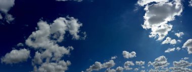 Hafif hava beyaz bulutlar n mavi gökyüzü güneşli havalarda. Panoramik fotoğraf.