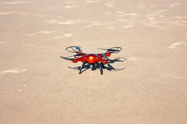 Drone Arancione Piedi Sulla Sabbia Giornata Sole — Foto Stock