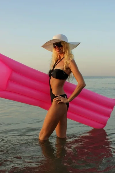 Blonde Girl White Hat Sunglasses Lie Pink Inflatable Mattress Red — Stock Photo, Image