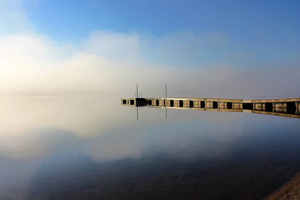 Schizzo Mattutino Vicino Lago Nebbioso Ponton Riflessione Acqua — Foto Stock