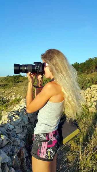 Açık Ateş Büyük Bir Lens Ile Fotoğraf Makinesi Ile Sarışın — Stok fotoğraf